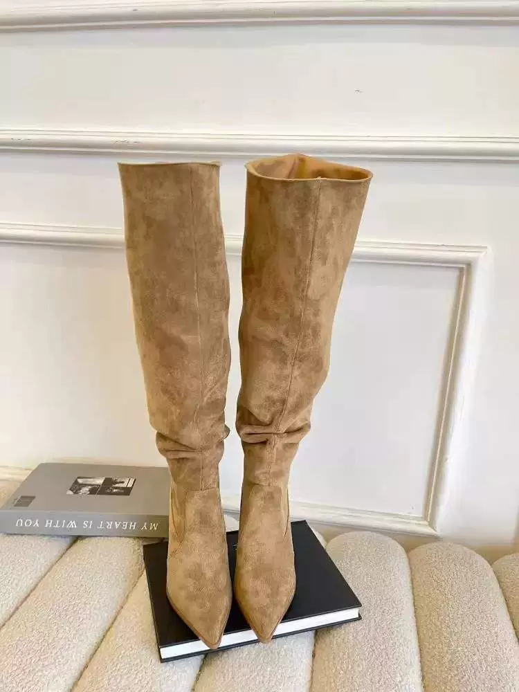 Женские узкие ботинки с острым носком абрикосового цвета, длинные сапоги большого размера на тонком каблуке, высокие сапоги выше колена на высоком каблуке.