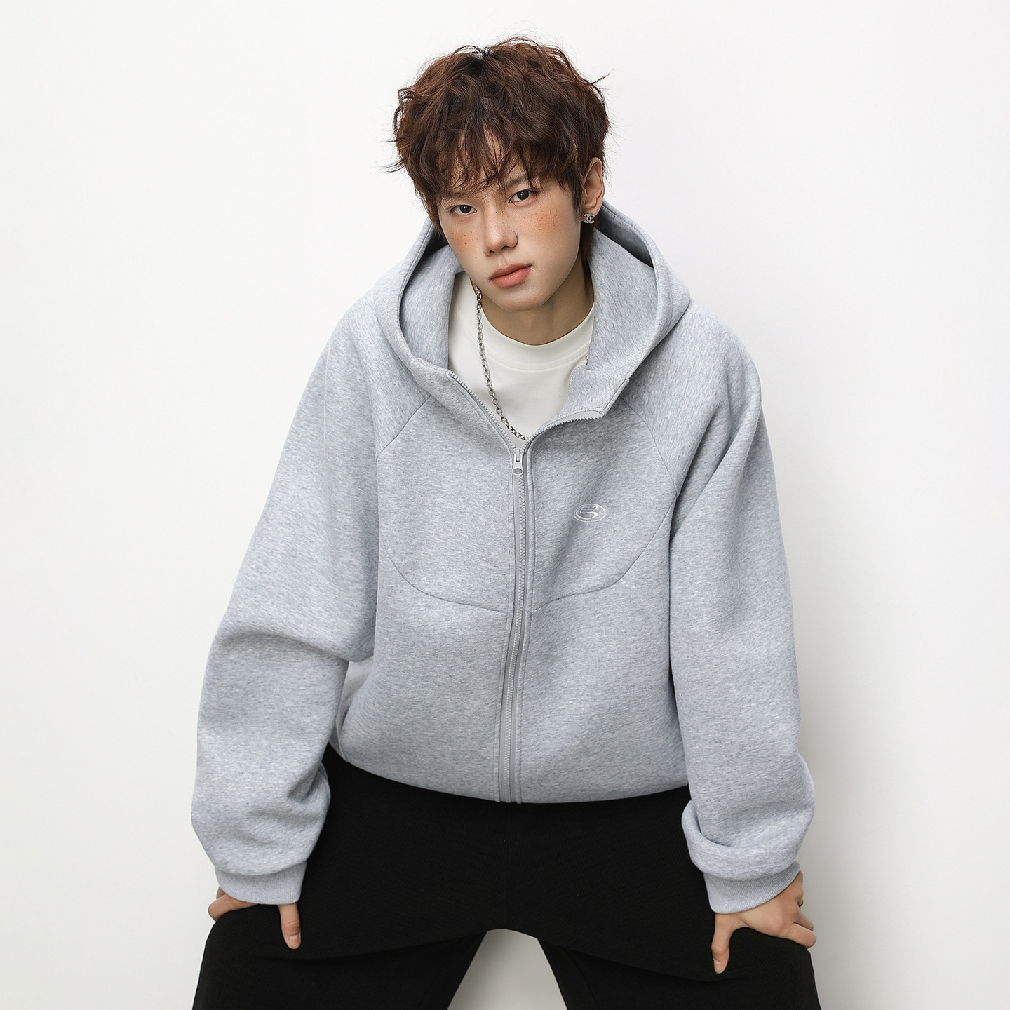 Monochrome Man - Cardigan pesante da 400 g con cappuccio, felpa da uomo strutturata, corta, ampia, squadrata, con ricamo a blocchi di colore._voghion.com