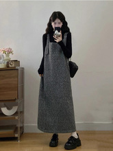 高级感慵懒风灰色毛呢背带裙2025秋冬新款胖mm打底衫连衣裙两件套