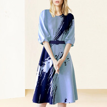 欧美时尚气质显瘦蓝色印花连衣裙女装2023新款高级感修身中长裙夏