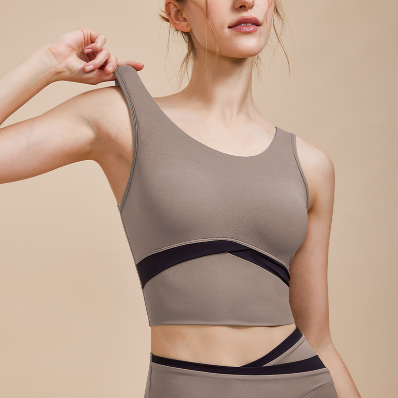 Nuevo sujetador deportivo de verano con un hermoso diseño en la espalda, chaleco de yoga a prueba de golpes, ropa exterior para entrenamiento de Pilates y fitness.