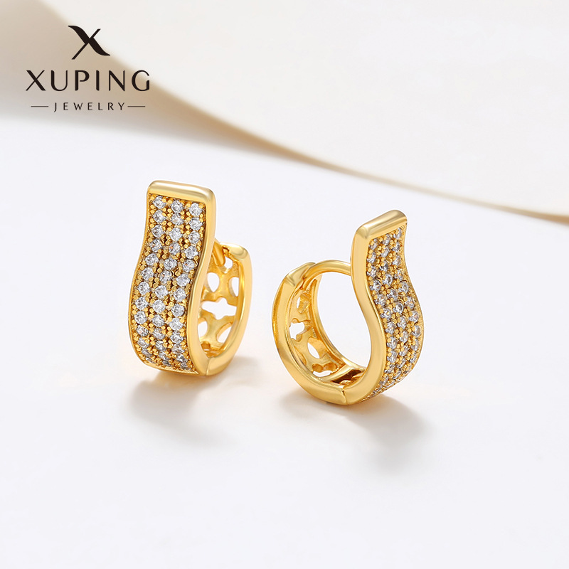 Xuping nueva aleación de cobre otoño invierno ligero aretes de lujo de viento de verano de alto nivel sensación de tres filas de perfiles de perforación de orejas para mujeres