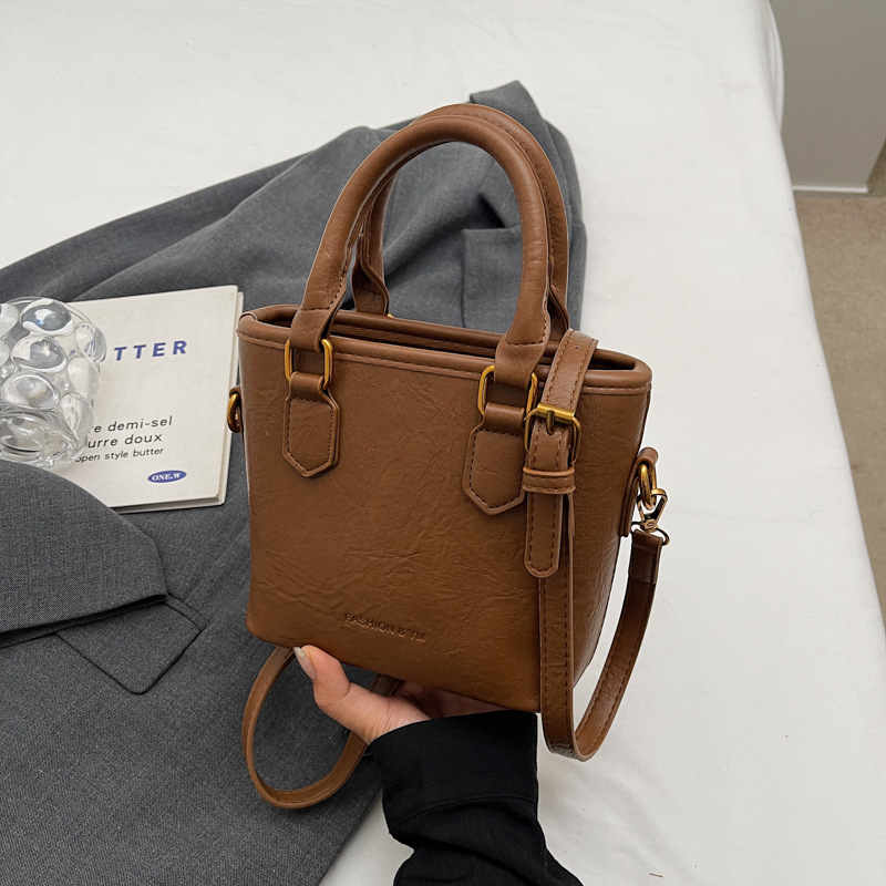 Bolsa de balde para mujeres 2024 nuevo retro versátil bolso de hombro portátil otoño-invierno súper caliente nicho de diseño de alta calidad bolso de mujer