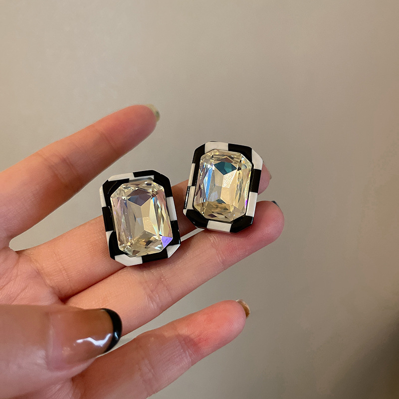 Pendientes de perlas asimétricas con cuernos de diamantes súper parpadeantes de plata Pendientes de nicho de viento frío femenino Pendientes de lujo ligero de alta calidad