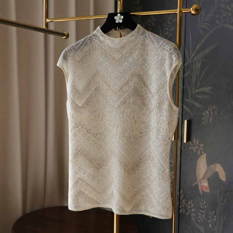 Elegant and Sparkling, the Style of a Wealthy Heiress with a Slightly Sheer Sleeveless Off-The-Shoulder Knit Top/Skirt Elegant and Sparkling, the Style of a Wealthy Heiress with a Slightly Sheer Sleeveless Off-The-Shoulder Knit Top/Skirt