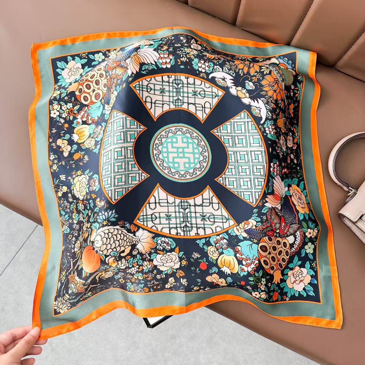 軽い豪華な北欧風の紫色の朝顔の花のプリントの绢糸のスカーフの女性の高級な気質の100% シルクの小さい方のタオル