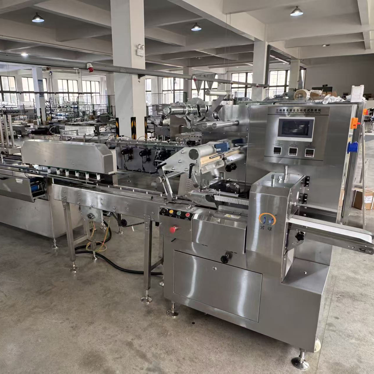 月饼带拖盒枕式包装机智能理料自动吸拖盒可与生产线相连