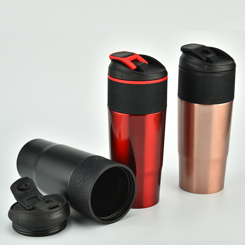 Taza para automóvil Venta caliente Venta al por mayor Juego de cuero de acero de plástico interior y exterior Taza portátil de moda Cubierta de silicona Taza de aislamiento patentada