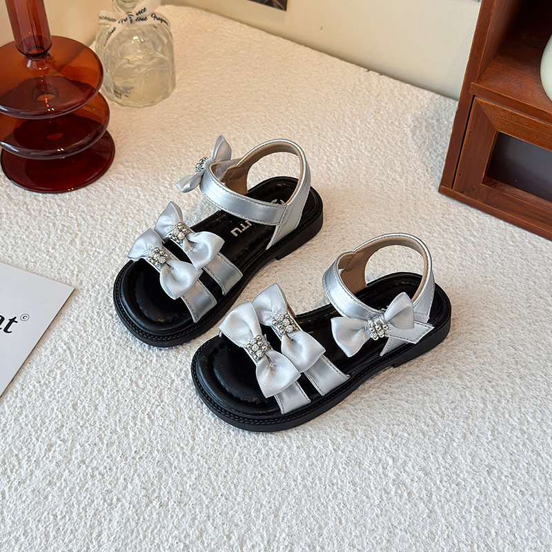 Sandálias de niñas 2026 verano nuevo estilo coreano arco para niñas zapatos de playa de dedos desnudos estudiantes zapatos de princesa