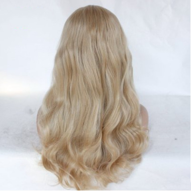 Mayorista estilo euroamericano oro claro inclinado pelucas ondas de fibra química delantera encaje medio tejido mano cubierta de cabeza LW0098