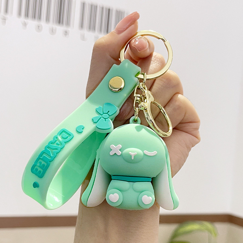 Muñeca de goma goteando bolsas escolares colgantes colgantes de muñecas colgantes de la máquina del mercado nocturno regalos al por mayor llaveros de dibujos animados