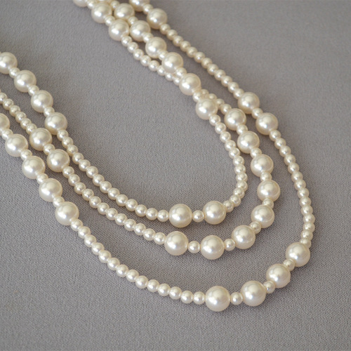 Chic Korean-style winter fashion multi-layered necklace with irregularly spaced large pearls, sweater chain.