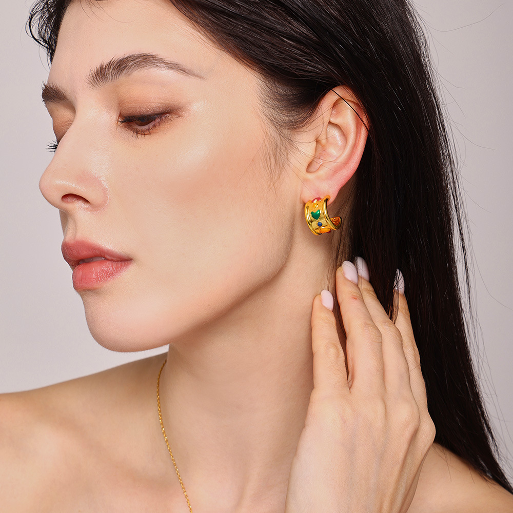 C-C amor amplio aretes instiguado nuevo estilo cuadrado logotipo colgante collar de acero titanio combinación de tendencia