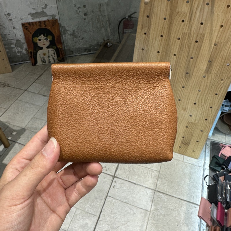 厚手の収納袋のトップ層の牛革は閉じています。