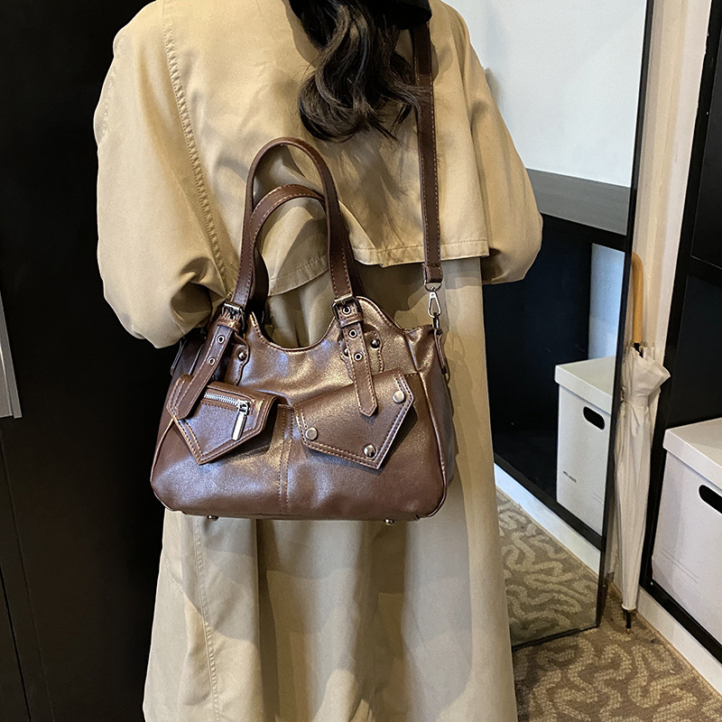 2024 transfronterizo retro Europa y América de gran capacidad bolso de hombro nuevo bolso de mochila empalmado bolso de mujer simple bolso de remaches bolso de mujer