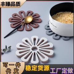 創意的な家庭の厚いシリカゲルの梅の花型の透かし彫りの断熱の鍋のマットのまぶしさの滑り止めのコースターの食器のマットの食器のマット