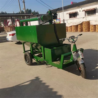 牛羊猪上料车养殖场自动喂料车全自动饲料投料设备小型三轮喂料车