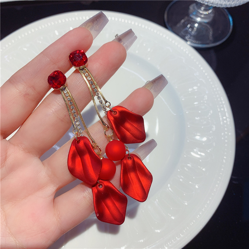 2023 Pendientes de nuevo estilo coreano Pendientes de súper hadas delgados Pendientes de pétalos rojos de marea Pendientes de borla largos para mujer Temperamento