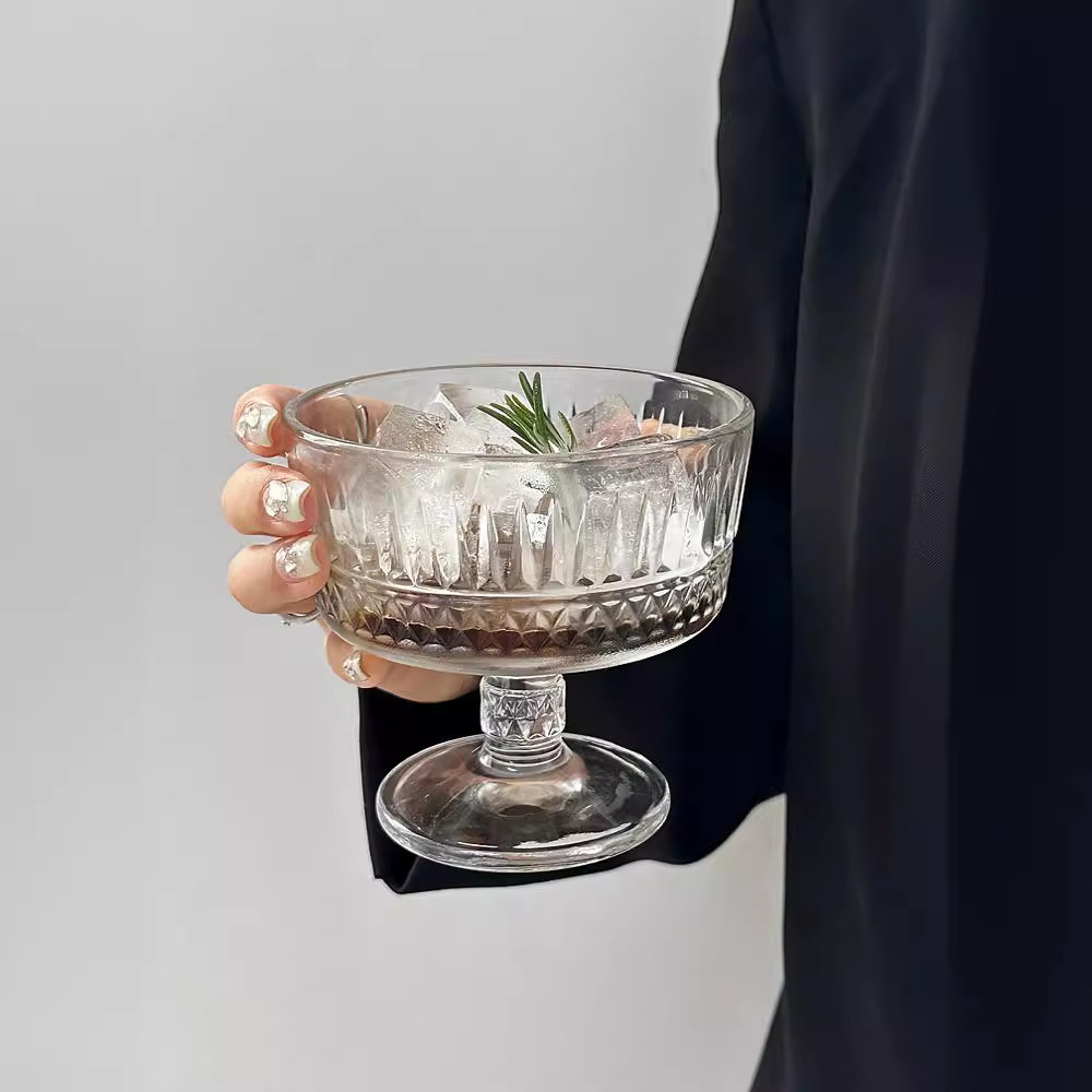Taza de vidrio de pie alto en relieve de nicho, taza de yogur de helado, taza de postre, tazón de bocadillo, taza de café, taza de bebida
