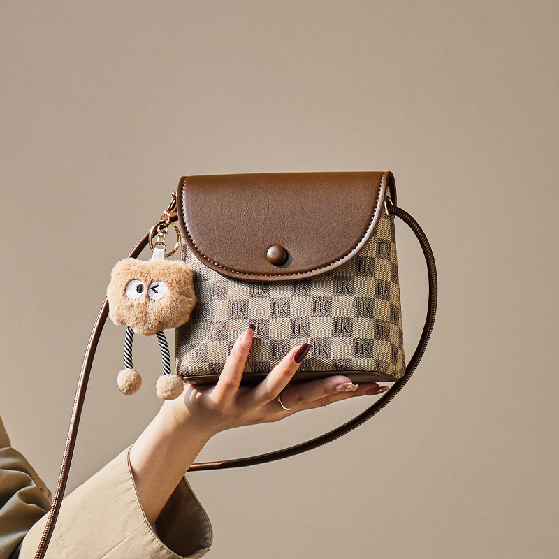 Spring and Summer Small Bags for Women 2026 New Fashion Versatile Shoulder Bag High-End Crossbody Bag for Women Light Retro Mobile Phone Bag