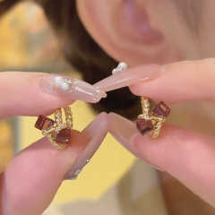 本物の金の電気めっきの精巧な茶色の方糖のねじれのイヤリングは軽くて豪華です。