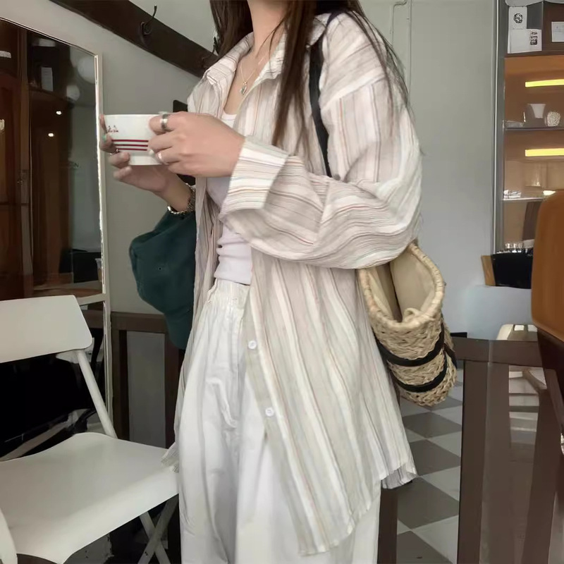 ピンクのストライプの長袖のシャツの女性の薄いタイプの韓国版のカジュアルで怠惰な風の復古的な日焼け止めのシャツの女性の上着のコートのファッション|undefined