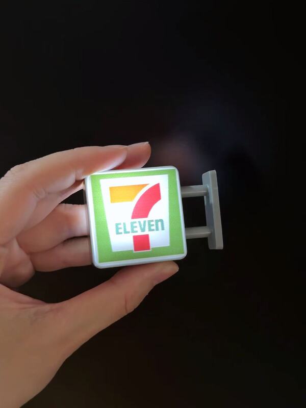 創意的な冷蔵庫はコンビニのランプブランドのローソン711の家族商店を貼って発光します。|undefined