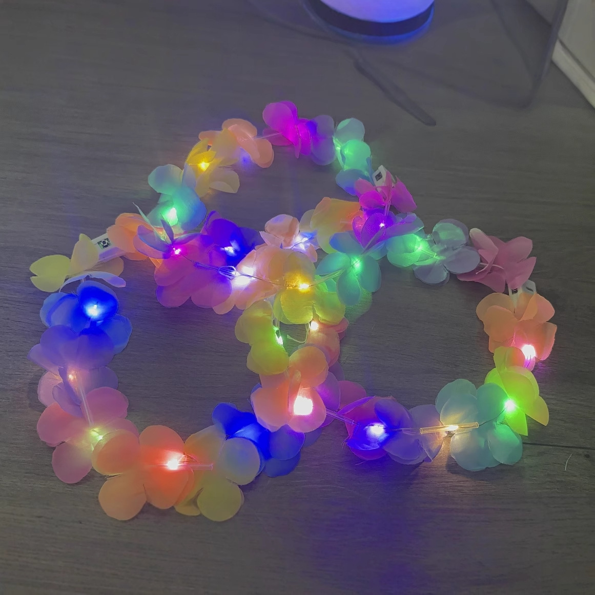 Hot-selling colorful necklace with sparkling floral wreath, a Chinese New Year gift decoration for kindergartens, night market stall wholesale.