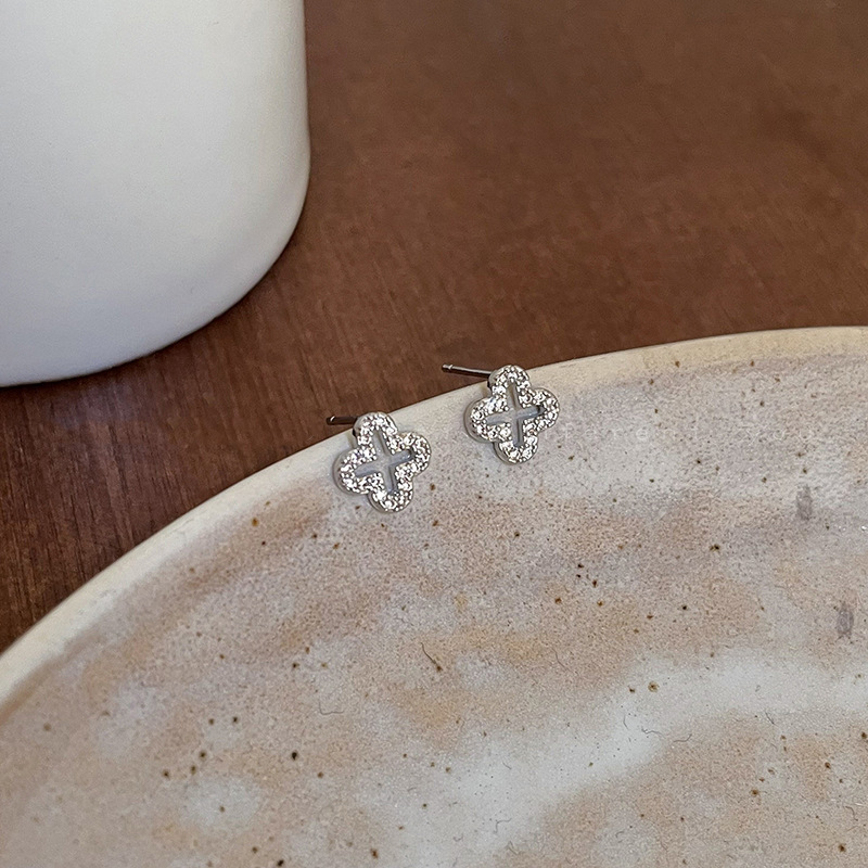 Aguja de plata circón de cuatro pétalos de flores pendientes huecos simples de moda de cercanías pendientes de todo fósforo nicho de alto grado en línea pendientes de la celebridad