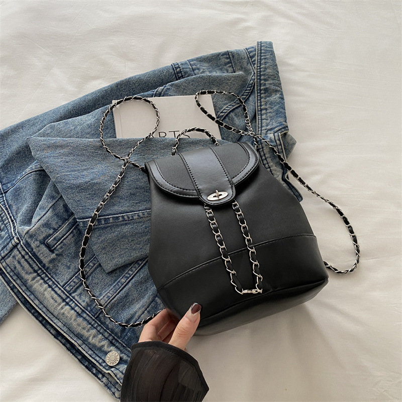 Otoño y invierno retro mochila de mujer 2024 nueva cadena versátil mochila exquisita mini mochila mate