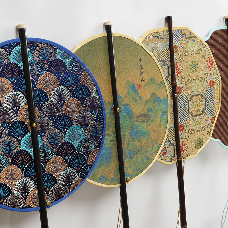 Ventilador de cintura antiguo estilo Hanfu impresión grupo de ventilador al por mayor cheongsam ventilador de cintura de mango largo frisa puede rizar ventilador de colga de mango largo ventilador de bambú púrpura