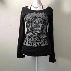 黒い漫画の模様の長袖のtシャツの女性の秋のアメリカのレトロなデザイン感の丸首の上着