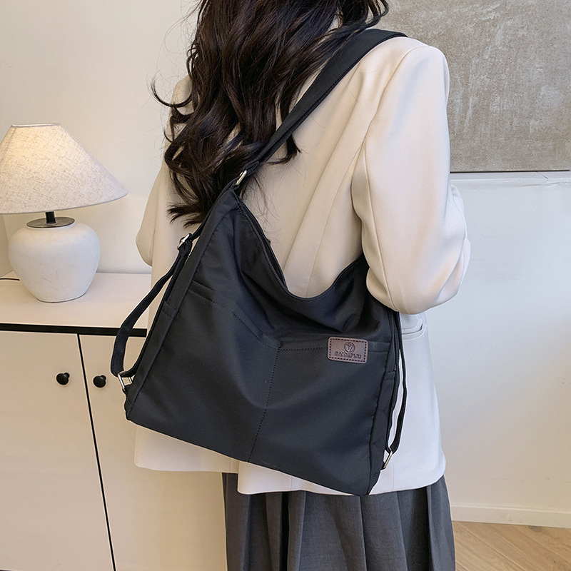 트렌디한 캐주얼 대용량 신일본식 심플한 휴대용 숄더백 3가지 용도로 활용도 높은 2025년 신작 가방