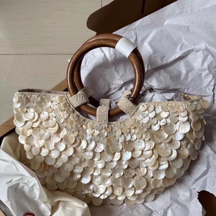 2025 primavera y verano nuevo estilo de alta sensación pura mano natural conchas bolsas de hadas bolsas portátiles bolsas de mujer pequeñas tendencia de personalidad crowdsourcing