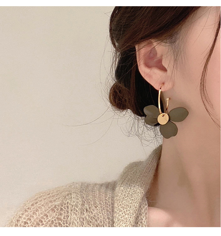 1 Pair Casual Retro Flower Asymmetrical Stoving Varnish Alloy Drop Earrings display picture 3