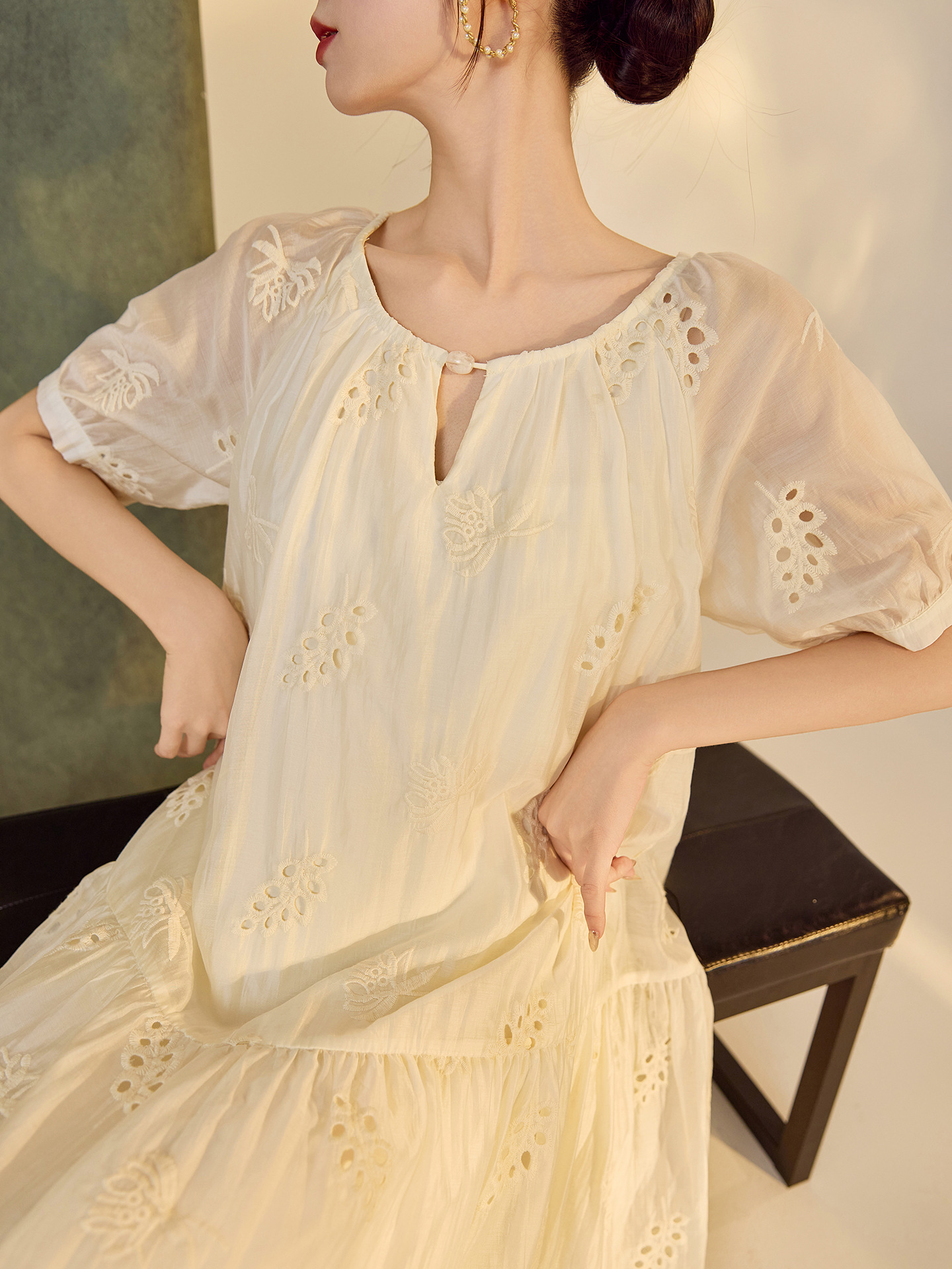 Váy suông midi Tencel phong cách Trung Quốc mới tay ngắn cổ tròn — Màu trắng be