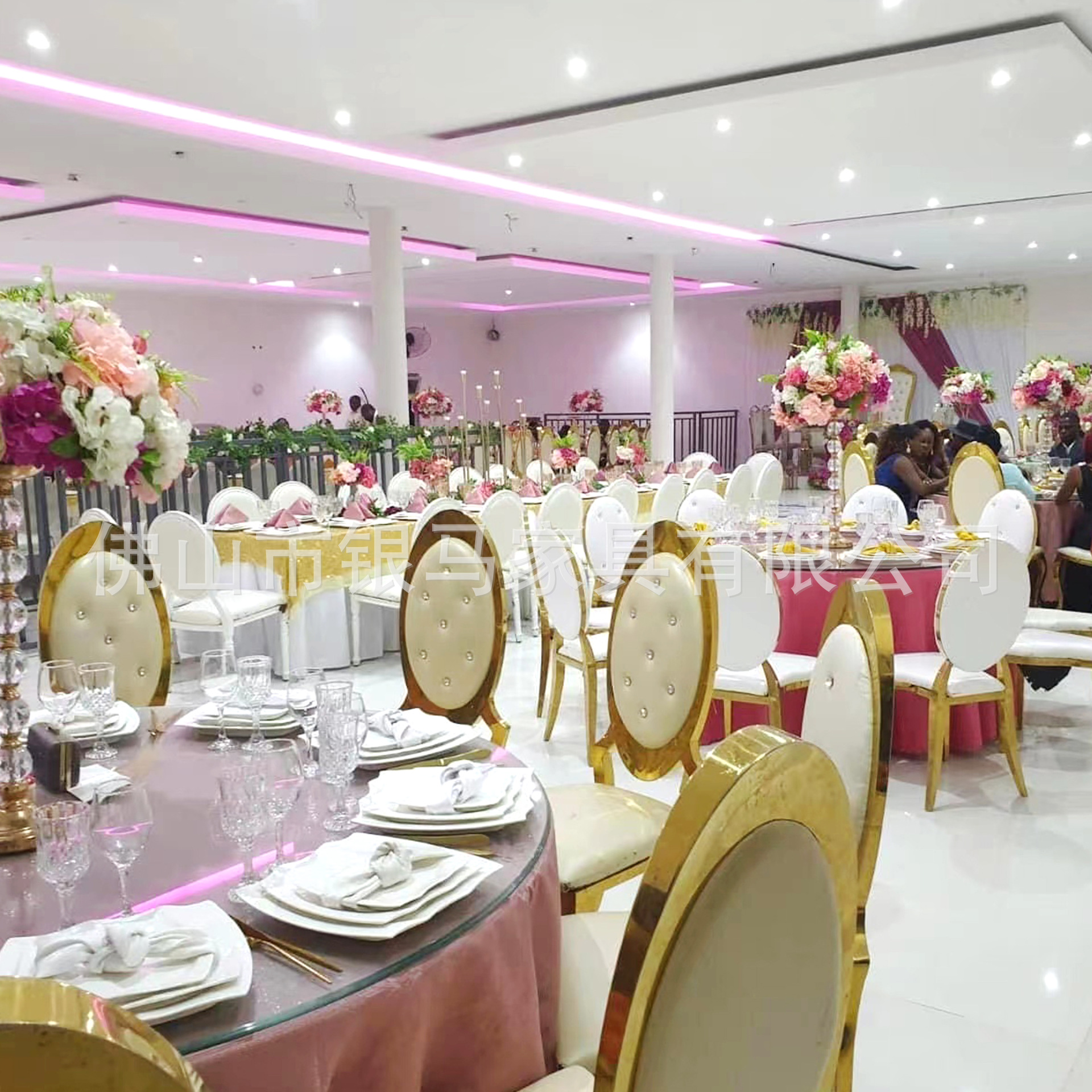 Fábrica al por mayor Hotel banquete boda comedor silla boda galvanoplastia Silla de acero inoxidable Bolsa De Oro suave Silla de comedor de cuero