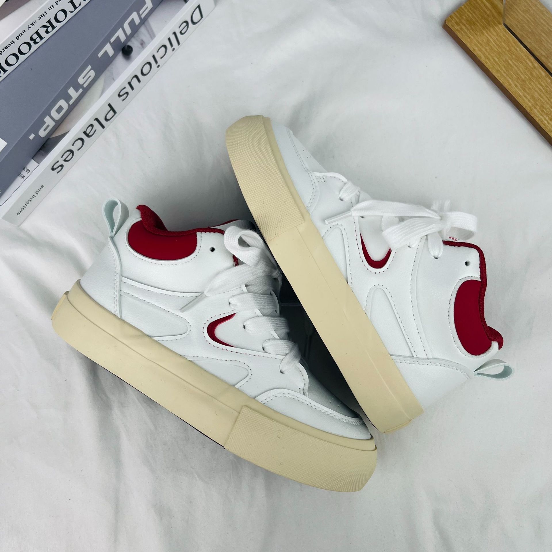 Los estudiantes de otoño e invierno de estilo coreano versátiles zapatos blancos de mujer 2023 zapatos de lona de cuero mid-top en línea zapatos casuales deportivos en vivo