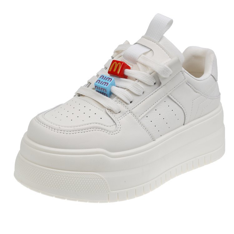 Zapatos blancos de suela gruesa para mujeres 2025 primavera nuevos zapatos de skate casuales de diseño popular popular sensación de zapatos de pan