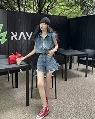 夏のノースリーブデニムベストの肩のシャツの半袖tシャツの上着の女性の広い足の半ズボンの2つのセットの女性