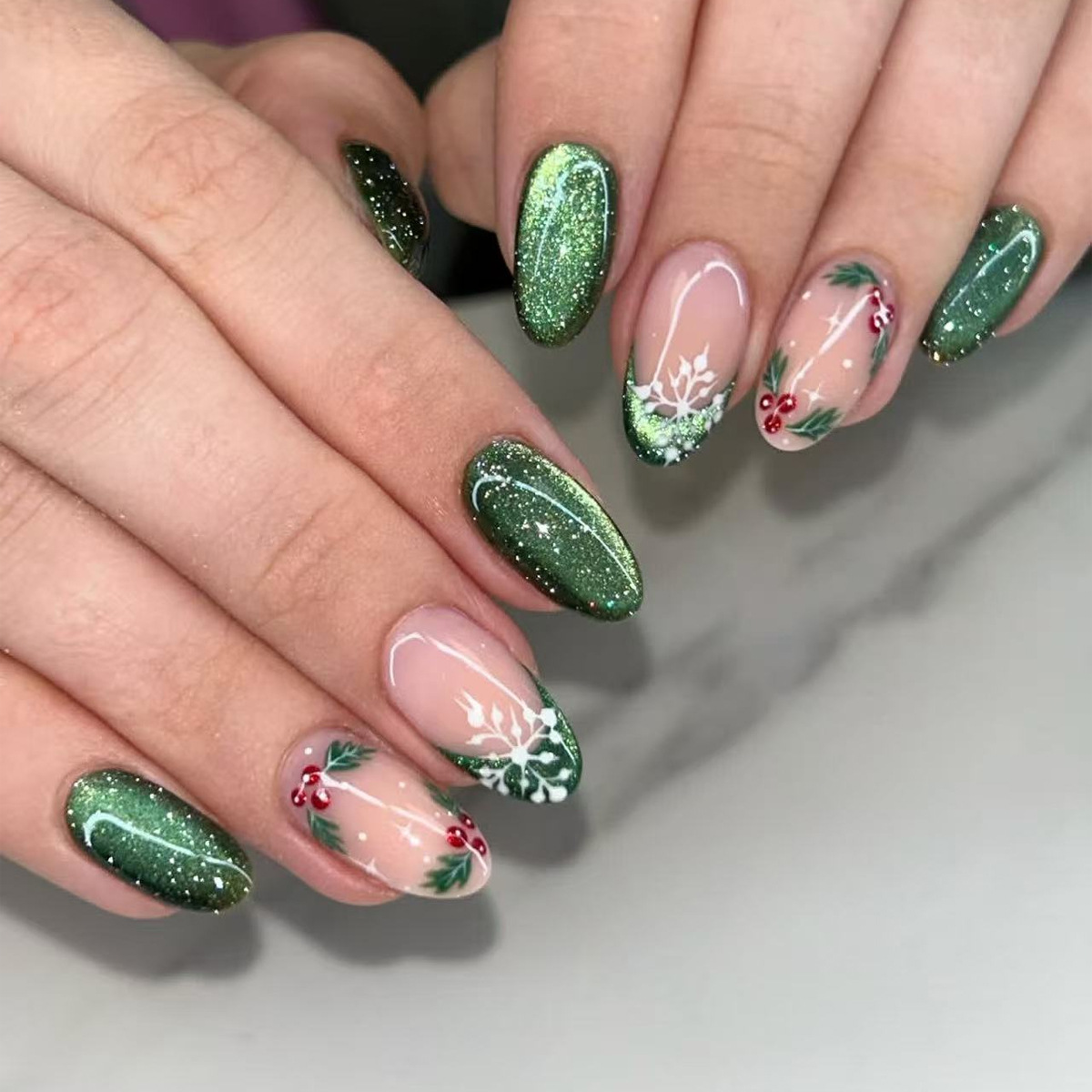 Christmas-themed short oval green cat-eye snowflake Christmas tree pattern nail art, nail tips, and false nail pieces