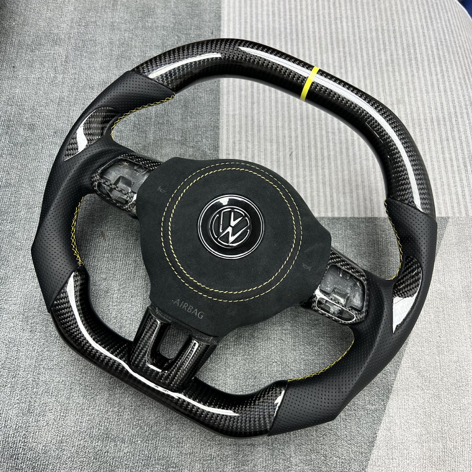 Factory customized carbon fiber steering wheel processing is suitable for Volkswagen Magotan/Sapat/Tuyue/Weilan/Polo