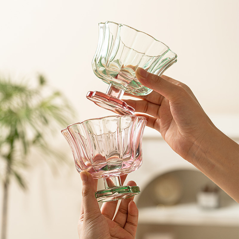 花の半分のコップのコップのグラスの女性の高い顔の値のコップの家庭用のコップの飲み物のジュースのコップのヨーグルトのコップ|undefined