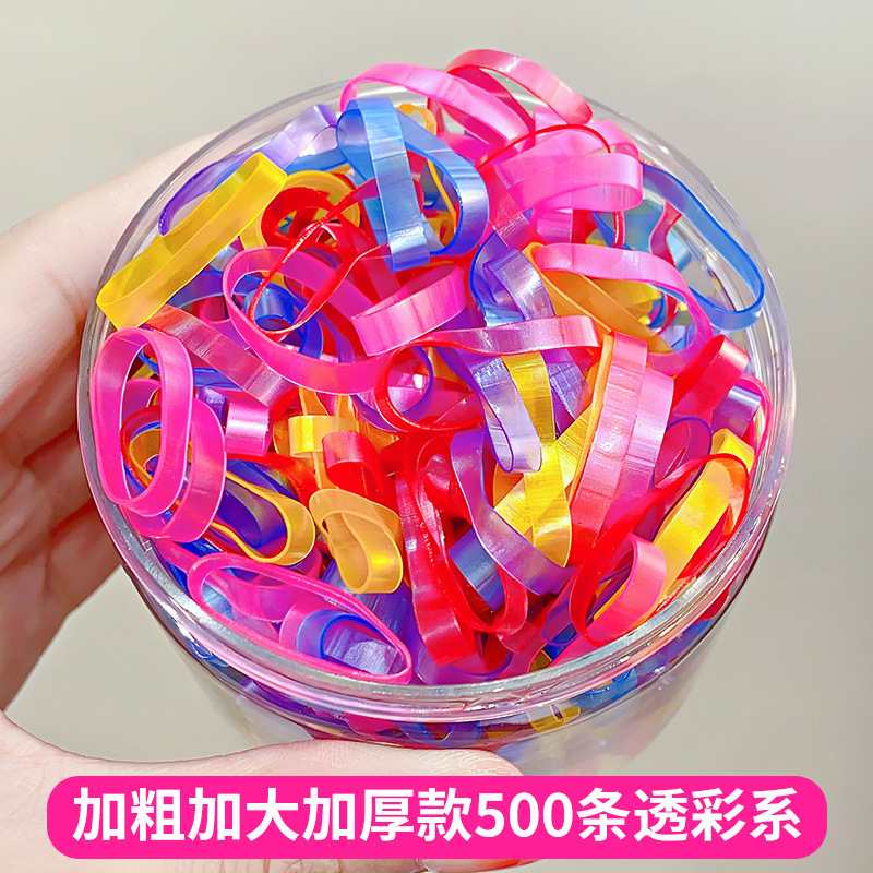小さい皮の筋の女性は髪の毛を刺します。|undefined