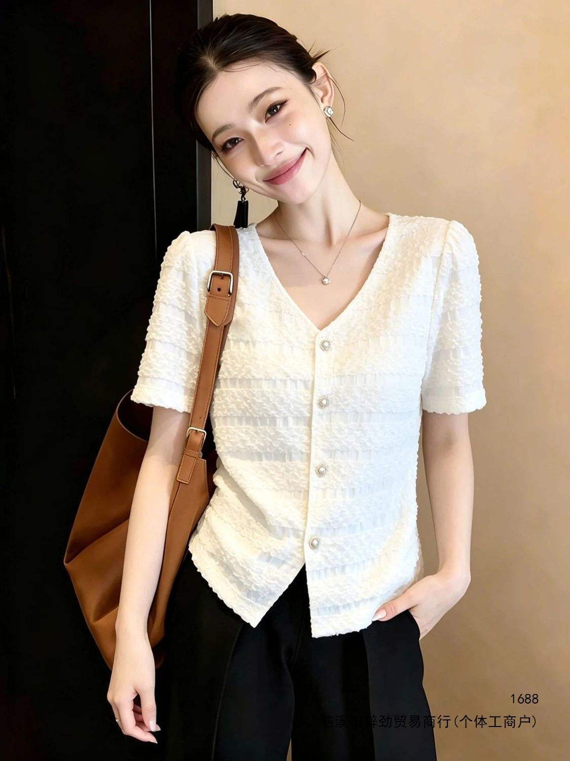 French-style V-neck short-sleeved shirt for women, perfect for summer 2026. Stylish, slimming, and versatile.