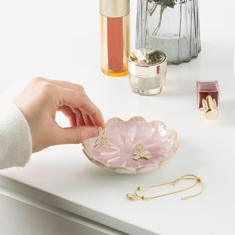 Ins陶磁器の装飾品のトレーの収納皿のアイデアの蓮の葉の皿の家庭の置物の対外貿易の装飾のトレーの窯は味の皿に変わります。|undefined