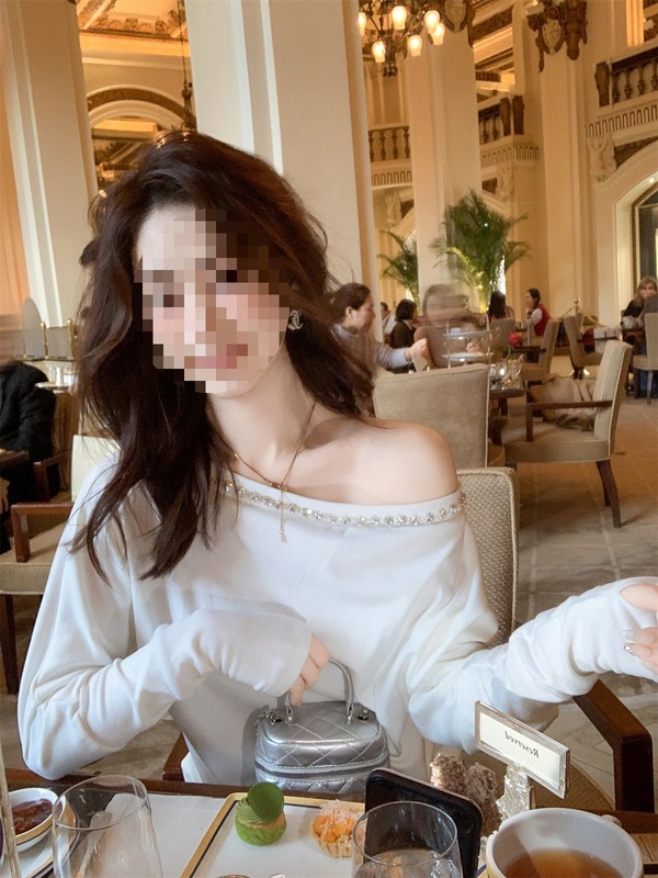 鱼兔子的兔子 斜领露肩亮钻长袖上衣女2025春秋新款设计感针织衫|undefined