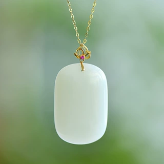 福贝钻珠宝【18k镶和田米达料长方单鼓牌吊坠】裸石尺寸约20*30mm