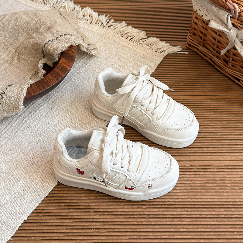 Zapatos de skate para niños estudiantes zapatos blancos 2026 primavera nuevos zapatos deportivos para niñas transpirables zapatos casuales para niños