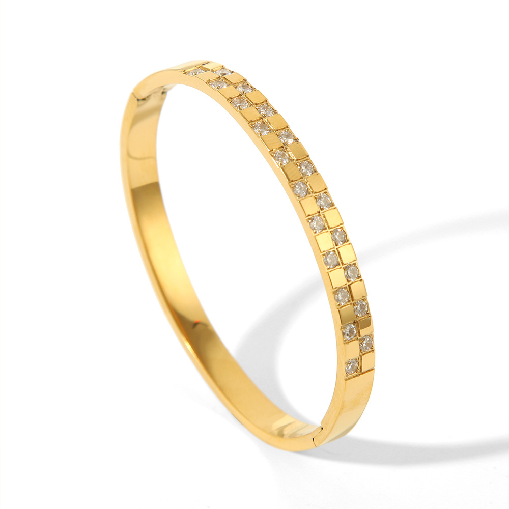 Personalidad Europa y América versión ancha moda de doble fila con incrustaciones de circón cuadrado geométrico pequeño tablero de ajedrez de acero de titanio pulsera simple para mujer